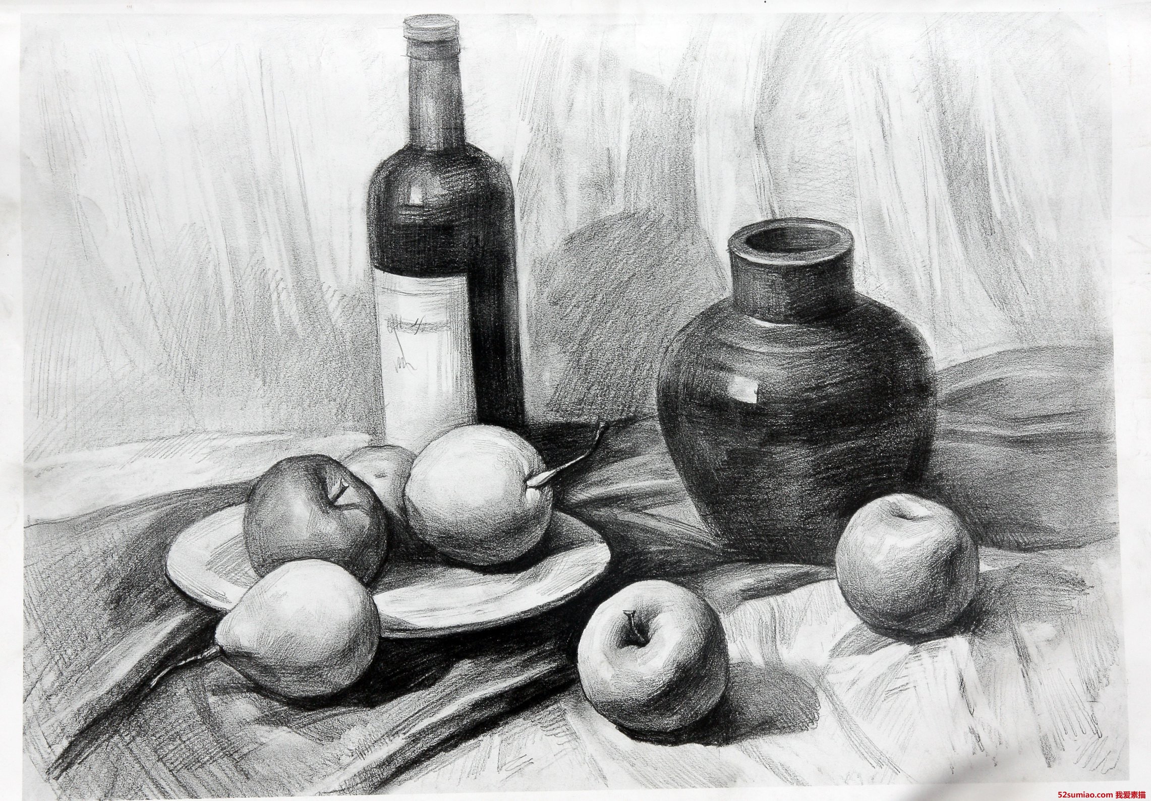 静物画1 素描静物范画欣赏之画5个苹果+1个梨+1个酒瓶+1个陶罐+1个盘子- 我爱素描网